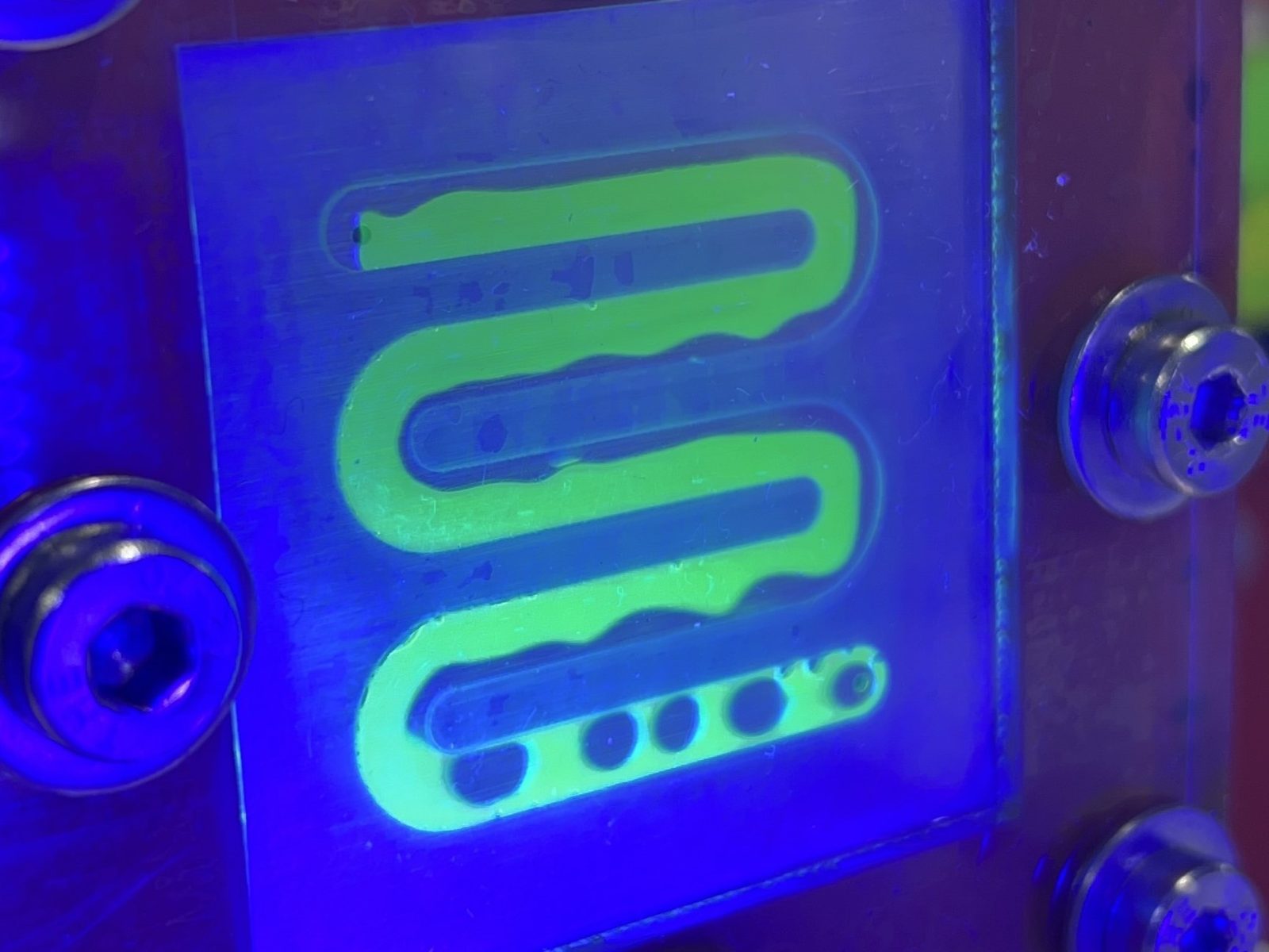 Multiphase flow reactor with fluorescent dye visualization